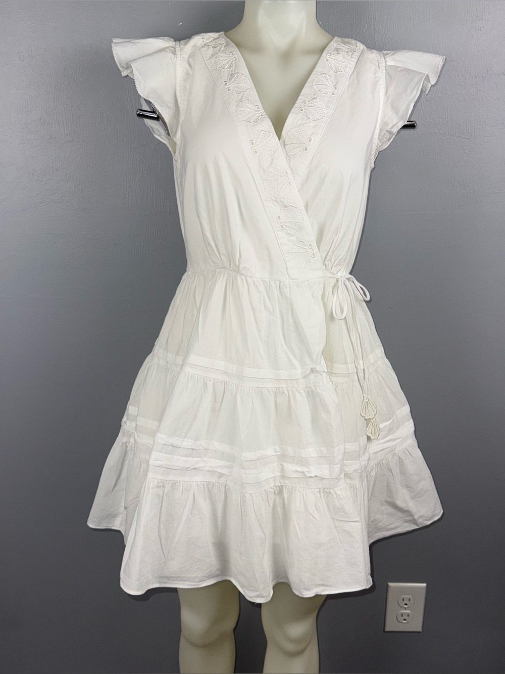 En Saidon Seashell Wrap Dress Women’s Small White Tiered  Ruffle V-Neck
